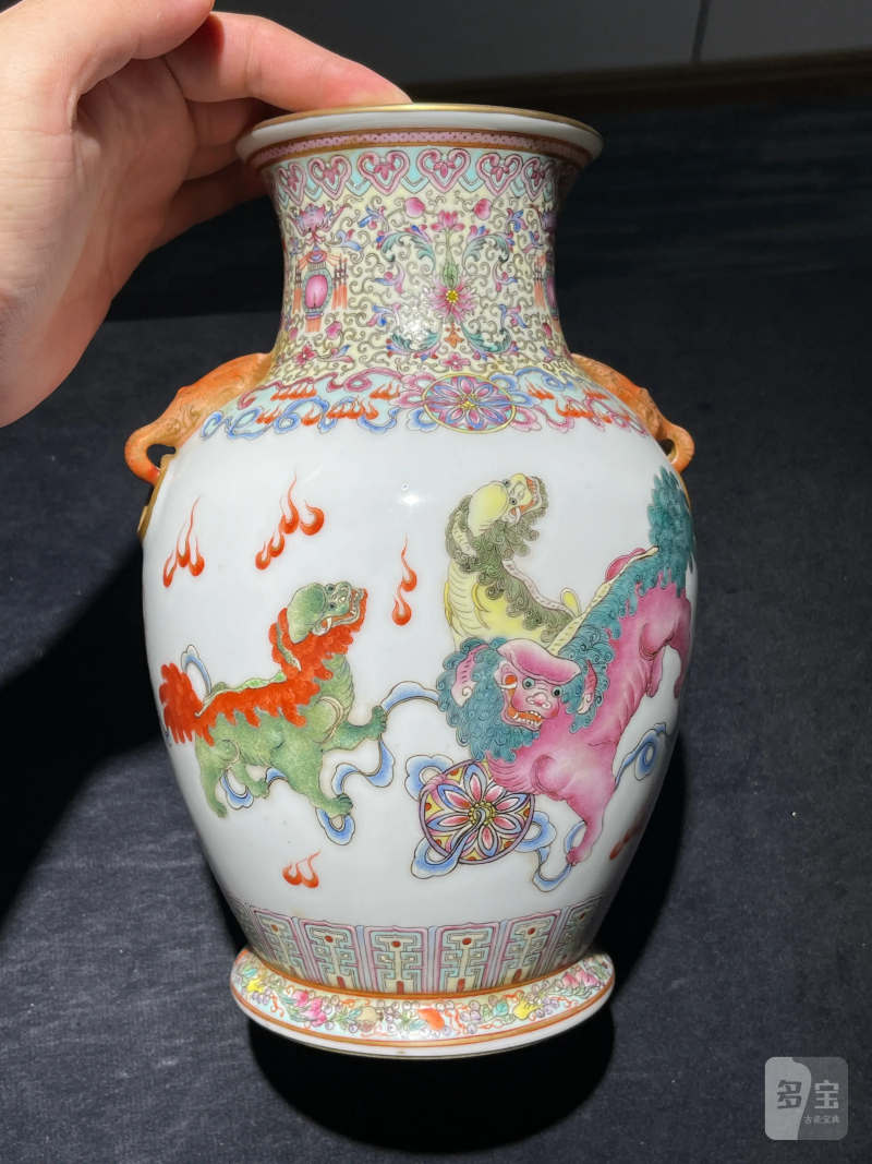 50年代 粉彩狮子绣球纹铺首尊 - 图2